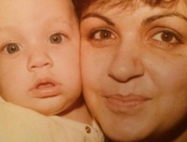 Το αγοράκι της φωτογραφίας είναι πασίγνωστος τραγουδιστής- Μπορείς να τον αναγνωρίσεις; (φωτο)